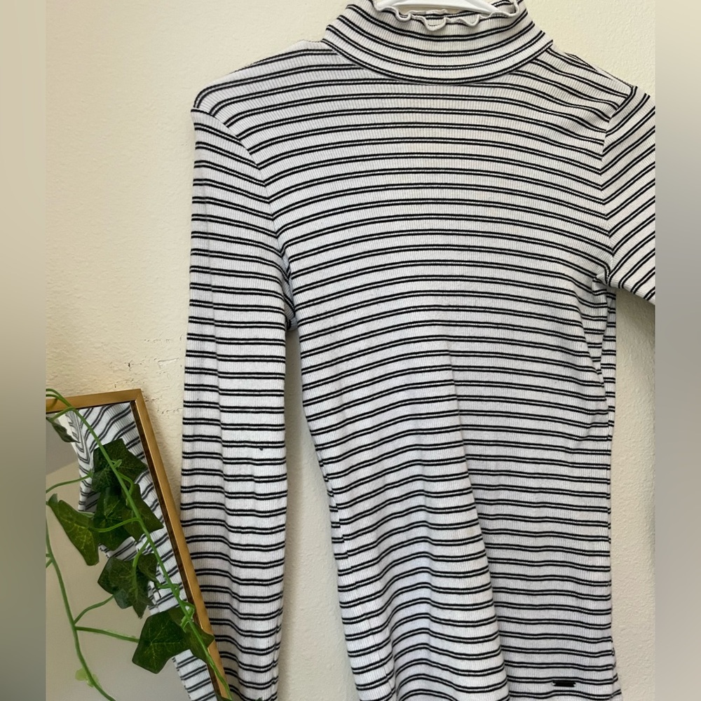 s ae striped turtleneck